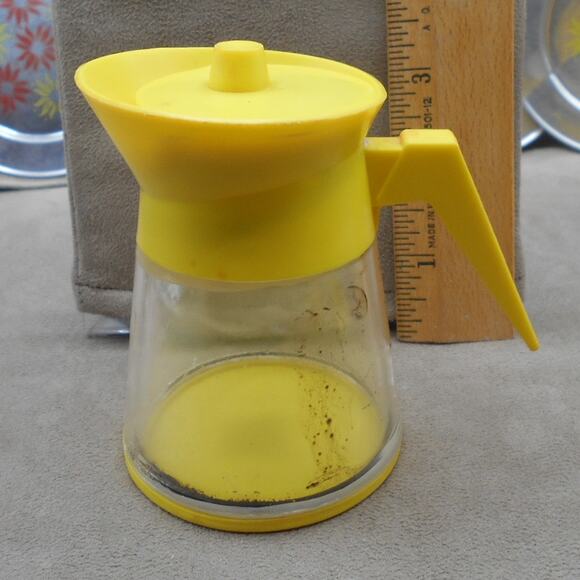 Vintage Aluminum Specialty Co./Chilton Yellow Coffee Pot, Tin Plates, & Cups - Picture 6 of 16